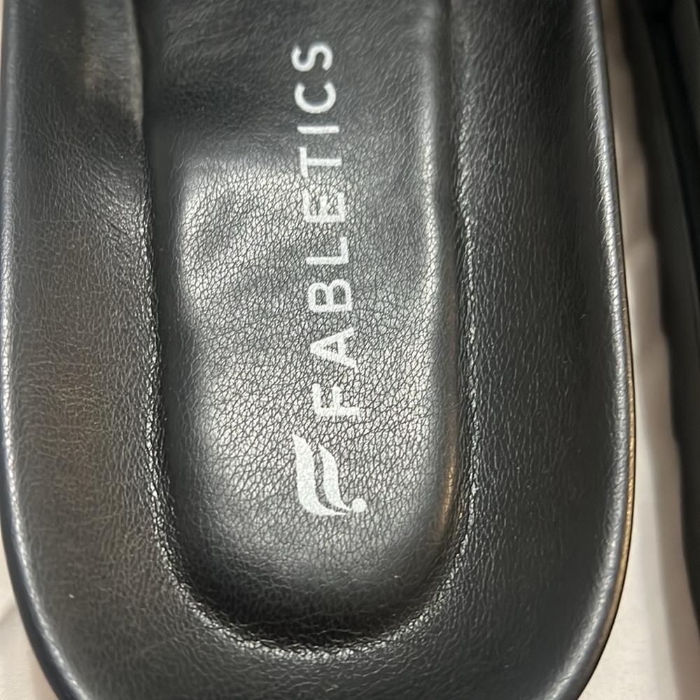 Fabletics Hat and Slides bundle NEW - Picture 5 of 11